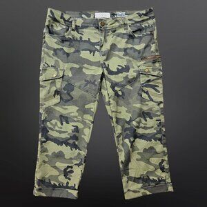 Y2K Camouflage Capri Cargo Pants Size 11 Low Rise Stretch Green Grunge